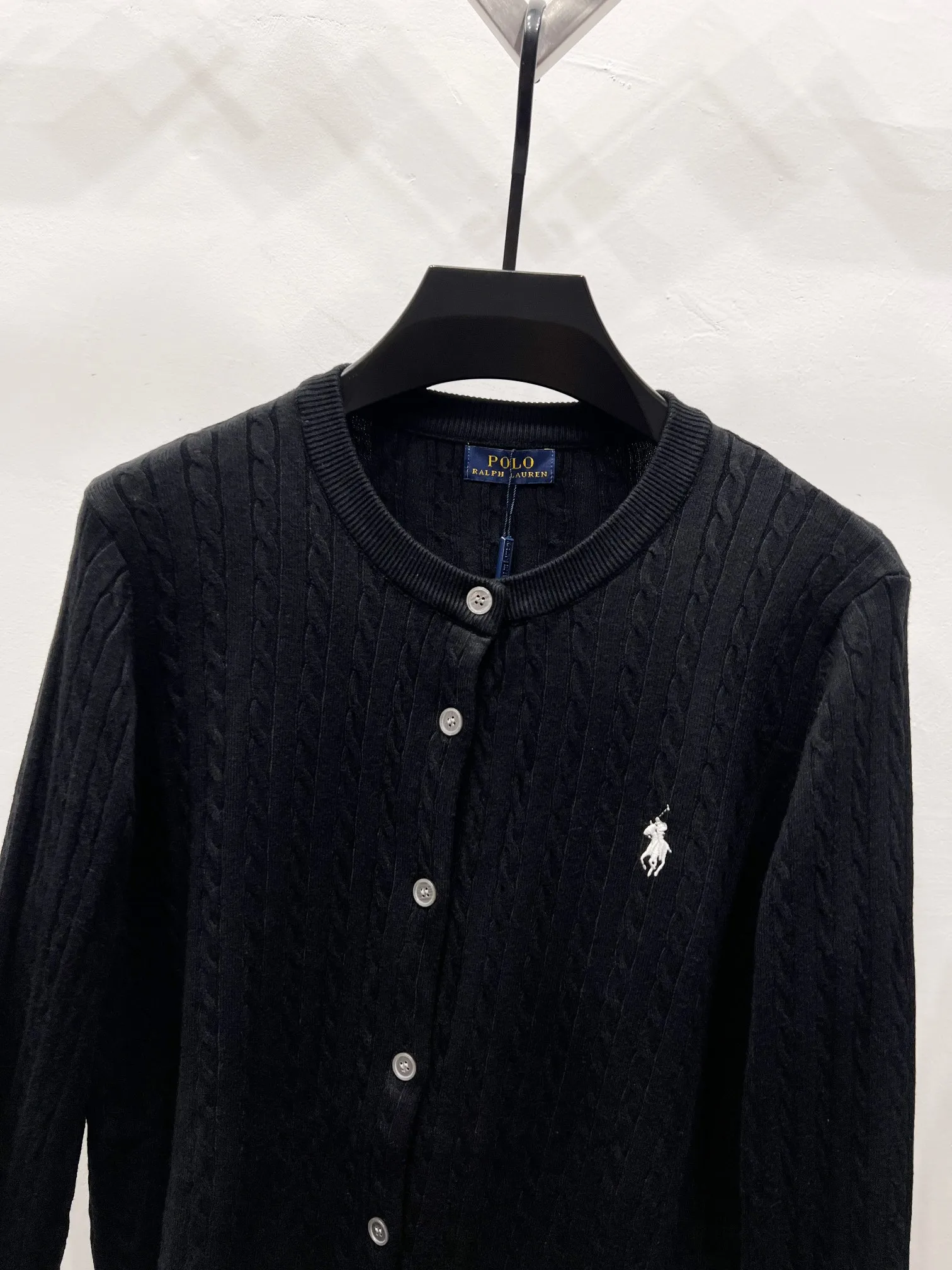 P180 Style number: (Q057) Ralph Lauren classic round neck solid color pony embroidered logo knitted cardigan long sleeves Ralph Lauren classic basic versatile twist knitted cardigan long sleeves Main supply platform live broadcast Wholesale entity Replenish when out of stock Not removed from the shelves Quality 1:1 version Complete three labels Correct version of pony logo Imported quality cotton yarn Focus on high-end Cost-effective Good quality Needless to say Zhao Lusi's same style is really amazing. It's so sweet. I'm so pretty. This cardigan is really good-looking. The upper body is simple and easy to wear. It's a must-have for goddess ootd. Good-looking clothes are never picky. A must-have in the wardrobe of goddesses. Size: S-XL. Color: black, apricot, gray, navy blue, red, white.